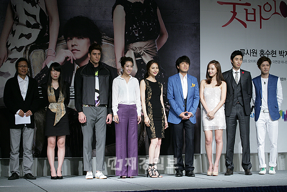 『グッバイ女房』制作発表会に参加する出演者ら（8） リュ・シウォン、ホン・スヒョン、パク・チユンら