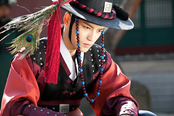 MBC週末ドラマ『Dr.JIN』に出演中のJYJキム・ジェジュンが、華やかな韓服ファッションを披露し、見る者を楽しませている。