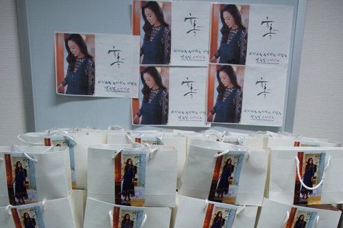 女優チェ・ジウのファンクラブが、18日の初伏(韓国の歳時の１つ)を迎え、SBS月火ドラマ「誘惑」のスタッフたちに150人前の参鶏湯と甘酒などの差し入れをプレゼントした。