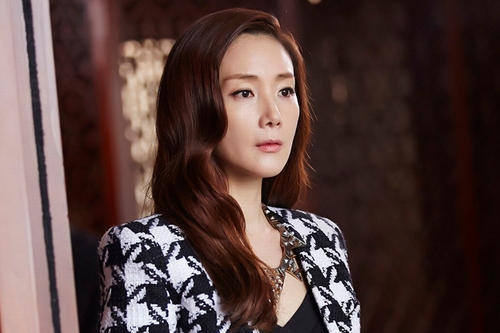 女優チェ・ジウが月火ドラマ『誘惑』を通じて披露している“CEOファッション”が話題を集めている。