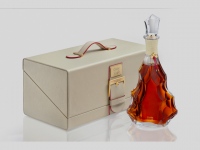 天然皮革張りの木製ギフトボックス入り「カミュ・キュヴェ3.140」は700ml/本ボトルでアルコール度数は43%、想定小売価格は65万円(税別)だ