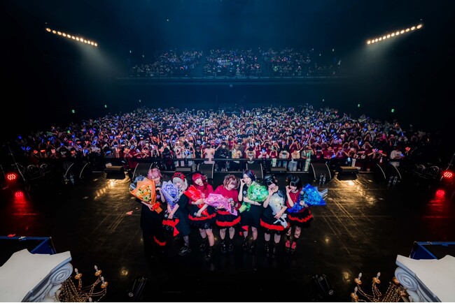 7人組アイドルグループAVAMの1周年記念“AVAM 1st Anniversary ONEMAN LIVE『R-Majesty』”KT Zepp Yokohamaにて開催されたライブの様子をレポート