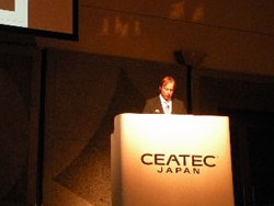 CEATEC JAPAN 2010で講演を行うウォール･ストリート・ジャーナル（WSJ）アジア地域編集局長のアルマー・ラトゥール氏。2010年10月6日千葉県・幕張メッセにて