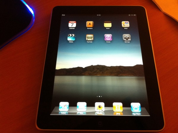 アップルのタブレット端末「iPad」（<a href="http://www.flickr.com/photos/smemon/5171518129/" Target="_blank">“ipad” by smemon87</a>）