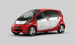 三菱自動車<7211>(東1)は、新世代電気自動車『i-MiEV(アイ・ミーブ)』がドイツADAC(ドイツのドライバーサポートを目的とした欧州最大の自動車連盟)が実施した衝突試験で高評価を得たことを発表した。 三菱自動車<7211>(東1)は、新世代電気自動車『i-MiEV(アイ・ミーブ)』がドイツADAC(ドイツのドライバーサポートを目的とした欧州最大の自動車連盟)が実施した衝突試験で高評価を得たことを発表した。