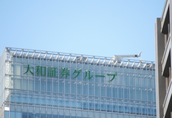 大和証券グループ本社＜８６０１＞（東１）の動きが鈍い。昨年１１月以降株式市場が出直り色を強めている割には今一つそうした流れを取り込めないでいる。