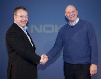記者会見を行ったノキアのスティーブン・エロップ最高経営責任者（CEO）とマイクロソフトのスティーブ・バルマーCEO（Copyright© Nokia 2010）