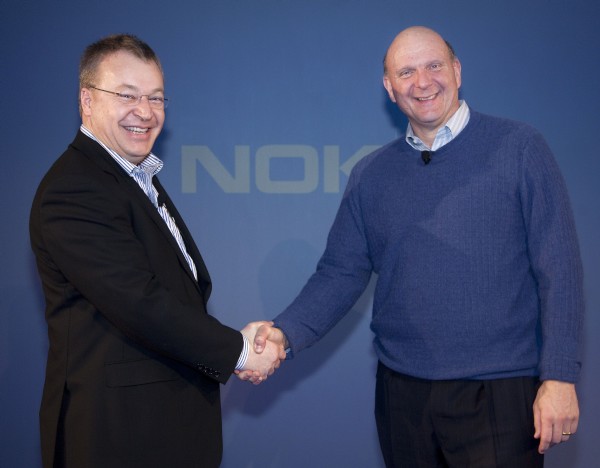 記者会見を行ったノキアのスティーブン・エロップ最高経営責任者（CEO）とマイクロソフトのスティーブ・バルマーCEO（Copyright© Nokia 2010）