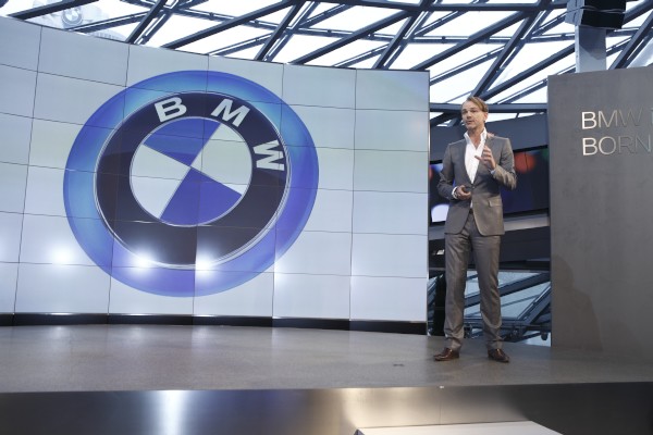 新ブランド「BMW i」を発表するBMWグループのシニア・バイス・プレジデント、Adrian van Hooydonk氏(02/2011)