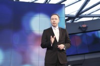 新ブランド「BMW i」を発表するBMWグループの販売・マーケティング担当取締役のイアン・ロバートソン氏(02/2011)