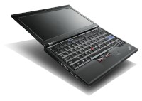 レノボ・ジャパンが29日発売した12.5型のモバイルノートPC「ThinkPad X220」、俯瞰写真。