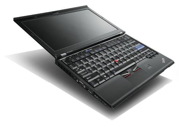 レノボ・ジャパンが29日発売した12.5型のモバイルノートPC「ThinkPad X220」、俯瞰写真。