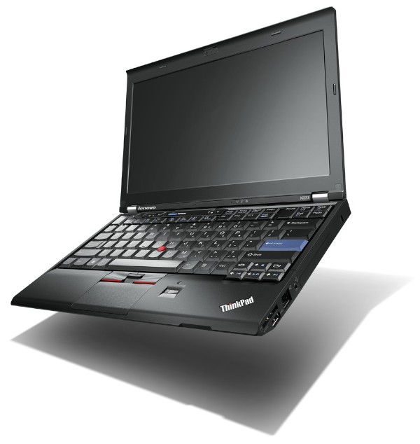 レノボ・ジャパンが29日発売した12.5型のモバイルノートPC「ThinkPad X220」、斜めから。