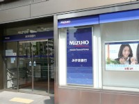 みずほ銀行・本郷支店（東京都文京区、2011年4月11日）