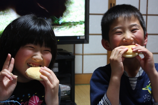 チーズスフレ「スマイル」を食べる子供