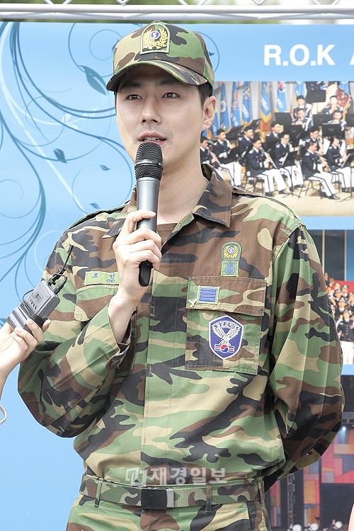 軍服務を終えた韓国の俳優チョ・インソン。