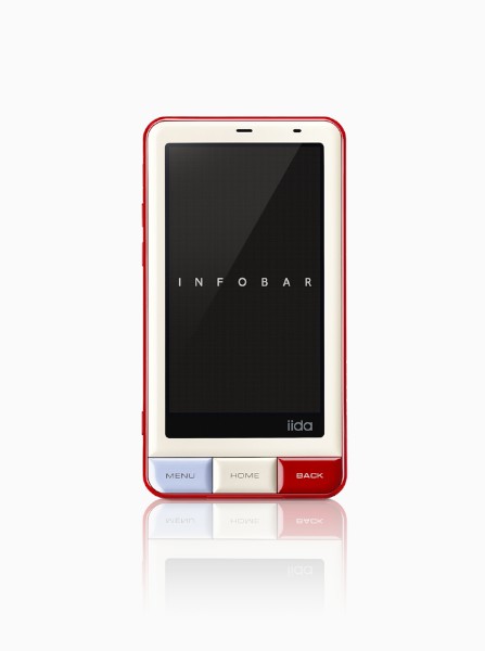 「iida」初のスマートフォン「INFOBAR A01」（KDDI提供）