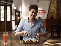 韓国のファミリーレストラン大手アウトバック・ステーキーハウスが2011年のキャンペーン「リアルステーキー、リアルテイスト(REAL STEAK、REAL TASTE)」の広告モデルとして俳優のチョ・インソンを抜擢した。
