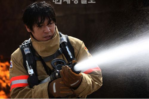 熱血消防士の「カン・ヨンギ」を演じるソル・ギョング
