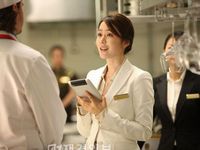 中華レストランのマネージャー「ソ・ユニ」を演じるソン・イェジン