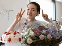 女優チェ・ジウが、韓国の人気バラエティー番組「1泊2日」の製作陣が送った誕生日ケーキと花束と共に写った写真を公開した。写真：チェ・ジウの公式ホームページ（starjiwoo.com）