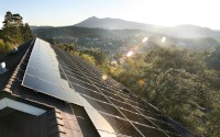 ソーラーシティの太陽光発電システムの設置例。