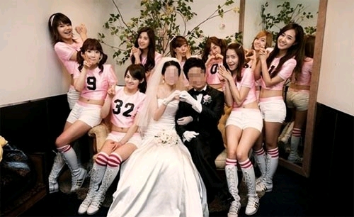 韓国人気アイドルグループ「少女時代」が出席した、マネージャーの結婚写真が話題だ。写真=オンラインコミュニティ