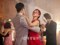 11日に放送が始まる韓国KBSの2TV月火ドラマ「スパイ・ミョンウォル」の主人公エリックとハン・イェスルによる華麗な仮面舞踏会のスチール写真が公開された。