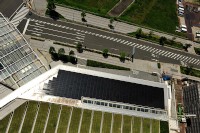 太陽光発電と日産自動車の電気自動車（EV）「リーフ」用のバッテリーを組み合わせたEV用充電システムの実証実験のために、日産がグローバル本社に設置した太陽電池。