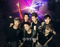 人気アイドルグループ「2PM」は8日、韓国歌番組「ミュージックバンク」で1位を獲得した。3日の「人気歌謡」に続き、再び音楽番組で1位に輝いた2PMの人気はとどまるところを知らない。
