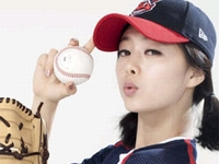 韓国の女性タレント、ホン・スアは最近、大手ゲームメーカーSEGAの最新オンラインゲーム「MLBマネージャーONLINE 」(www.mlbmanageronline.com/kr)の韓国専属モデルに選ばれた。「ホンドロ」という国民的な愛称にふさわしくメージャーリーグを素材とした野球シミュレーションゲームの顔として活躍する予定だ。