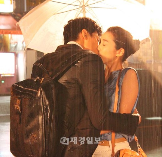 韓国SBSの週末ドラマ「私の愛、私のそばに」（脚本キム・サギョン、演出ハン・ジョンファン/製作GnGプロダクション）でト・ミソルとイ・ソリョン役で熱演中のイ・ソヨンとイ・ジェユンが、雨の夜に傘の中でロマンチックな口づけを交わした。