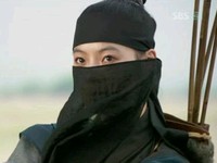 女優ユン・ソイが韓国SBSの月火ドラマ「武士 ペク・ドンス」第5話で初登場し、輝く存在感で視聴者の注目を一気に集めた。