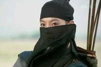 女優ユン・ソイが韓国SBSの月火ドラマ「武士 ペク・ドンス」第5話で初登場し、輝く存在感で視聴者の注目を一気に集めた。