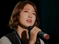 韓国MBCの水木ドラマ「君は僕に恋をした」（邦題：オレのことスキでしょ）のパク・シネ（イ・ギュウォン役）が母校100周年記念公演のヒロインを決めるオーディションで歌を歌う途中に突然涙を流し始め、見る者を不思議がらせる。