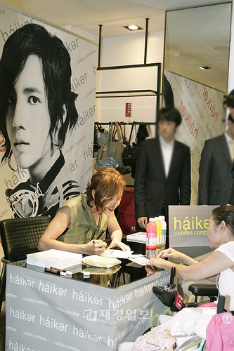 韓流スター、チャン・グンソクのサイン会が21日午後にソウル市中区明洞にあるファッションブランド「Codes Combine Haiker（コーデズ・コンバイン・ハイカー）」の売り場で開かれた。
