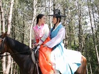 20日に初放送の歴史ロマンス、韓国KBS水・木ドラマ「姫の男」で、最強のビジュアルを誇るパク・シフとムン・チェウォンの愛が花開く乗馬レッスンシーンが公開され、注目を集めている。
