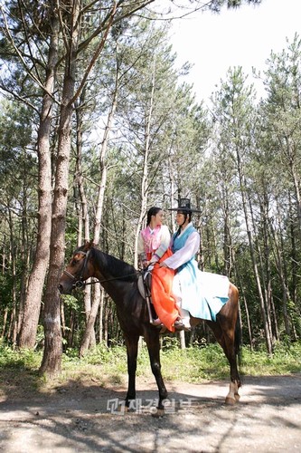20日に初放送の歴史ロマンス、韓国KBS水・木ドラマ「姫の男」で、最強のビジュアルを誇るパク・シフとムン・チェウォンの愛が花開く乗馬レッスンシーンが公開され、注目を集めている。
