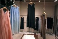 ヨーガンレール、一点物のドレス100枚を展示・販売 - 「100枚のドレス」展