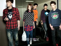 韓国の女優ソン・ジヒョと人気男性歌手グループ「2AM」が、韓国のデニムブランド、JAMBANGEE（ジャムベンイ）の2011年の広告撮影で再会した。