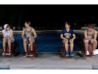 “野獣系アイドル”「2PM」が屋外プールでセクシー美あふれる魅力を披露した。