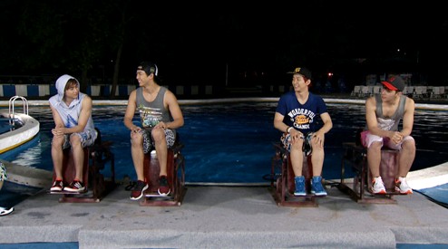 “野獣系アイドル”「2PM」が屋外プールでセクシー美あふれる魅力を披露した。