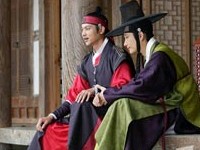 　最高視聴率17.0％を記録し、韓国水木ドラマの王座に就いたKBS「姫の男」で竹馬の友を演じるパク・シフとソン・ジョンホが、お互いの未来を暗示する激しい「対決」を繰り広げる。