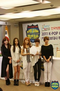 「2010-2012 Visit Korea Year（韓国訪問の年）記念 2011 K-POPカバーダンスフェスティバル」の広報大使就任式が10日、韓国のプレスセンター記者会見場で開かれ、韓国女性歌手グループの「KARA」(カラ)が広報大使に就任した。