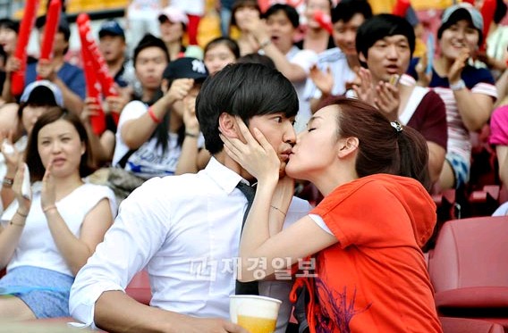 韓国MBCの水・木ドラマ「負けてたまるか！」（脚本イ・スクジン、演出イ・ジェドン）主演のチェ・ジウとユン・サンヒョンが蚕室（チャムシル）野球場で初キスをした。写真=韓国MBC
