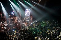 韓国の男性5人組バンド「FTISLAND」（FTアイランド）の単独コンサート「PLAY FTISLAND 2011 IN SEOUL」が20日、ソウルアクスコリアで開かれ、会場に集まった大勢のファンを魅了した。