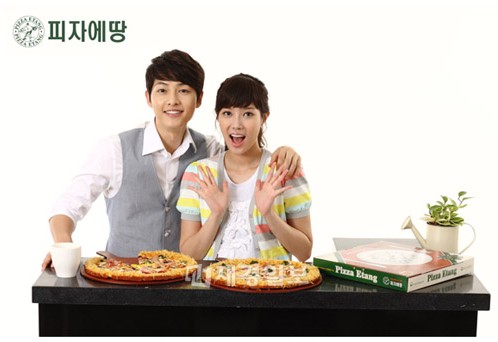 韓国国内ピザブランド「ピザエッタン」のテレビコマーシャルにキャスティングされたソン・ジュンギとイム・スヒャンの写真が公開された。今回の写真では、春・夏・秋・冬というシーズン別に衣装を変えて二人でピザを食べながらデートを楽しむ恋人の姿が収めなれた。