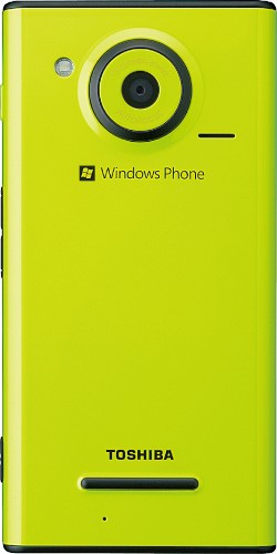 米マイクロソフトのスマートフォン向けOS「Windows Phone（ウィンドウズフォン） 7.5」を搭載した「Windows Phone IS12T」（提供：KDDI）