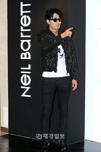 イタリアの有名ブランド「Neil Barrett(ニールバレット)」のオープン記念行事が25日、ソウル中区新世界百貨天・本店で行われた。