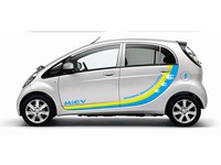 三菱自動車は30日、電気自動車「i-MiEV（アイ・ミーブ）」の車体をラッピングした特別デザインの車両を販売する特別オプションを実施すると発表した。写真は「i-MiEV」ラッピング例 「FLASH（フラッシュ）」（提供：三菱自動車）